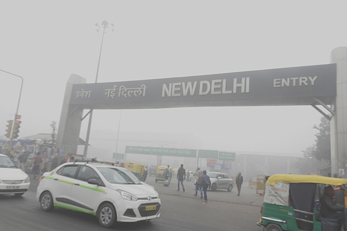 1200px-Low_visibility_due_to_Smog_at_New_Delhi_Railway_station_31st_Dec_2017_after_9AM_DSCN8829_1